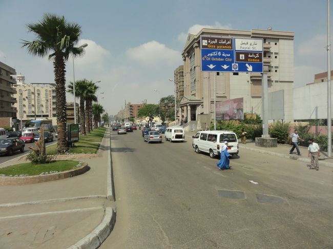 前回<br />ギリシャ・トルコ・エジプト15日間No.31-ｴｼﾞﾌﾟﾄ：ギザの三大ピラミッド<br />http://4travel.jp/traveler/bjfan/album/10485737/<br /><br /><br />2010/05/02(日)<br />13日目　10:15<br />ギザのピラミッド観光を終え、<br />パピルスが製作販売されている場所へ向かいます。