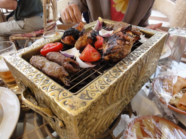 炭火で焼きながら、食べるスタイルです。<br />放置し過ぎると、こげてしまうので注意が必要だ。<br /><br />写真撮影に夢中になっている間に<br />焦げてきたような･･･