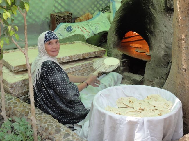 入口付近の石釜でパンを焼いているおばちゃん。<br />常に笑顔で<br />みんなでカメラを向けても、ニッコリ！