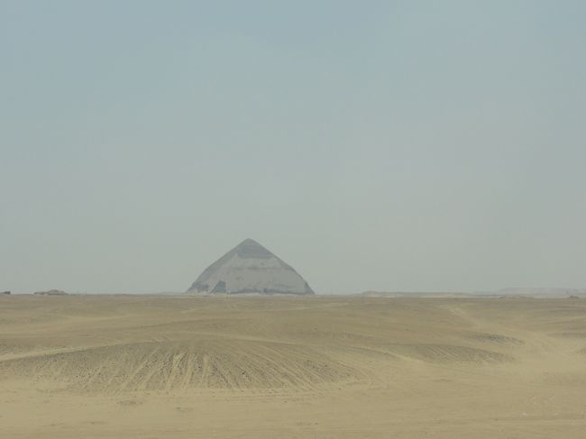 赤ピラミッドの北側から<br />屈折ピラミッドを見ることが出来る。<br /><br /><br />この他、赤ピラミッドからは<br />黒ピラミッドも遠くに確認することが出来た。