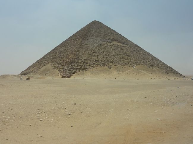 13:00<br />赤ピラミッド到着<br /><br />クフ王の父でもある、スネフェル王が建設したピラミッド。<br />スネフェル王が先に建設した屈折ピラミッドの約1km北方に建てられ、<br />初めて直線のラインを持ち、<br />壁面が二等辺三角形になっている方錐形の真正ピラミッドである。<br />高さは104mでクフ王のピラミッド、カフラー王のピラミッドに次いで3番目に高い。<br /><br />