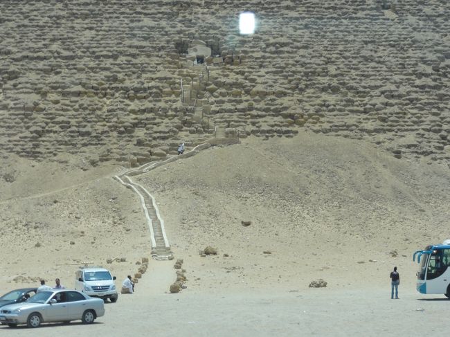 スネフェル王は5つのピラミッドを建設したと言われ<br />この、赤ピラミッドが5番目の最後のピラミッドらしいのだ。<br /><br />