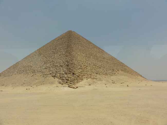 表面の花崗岩が赤く見えることから名づけられた。<br />最初から赤かったのではないようだ。<br />建設当初は白い石灰石に覆われていたものが、<br />大部分が持ち去られ、<br />現在では基礎部分にその一部が残るのみである。<br />