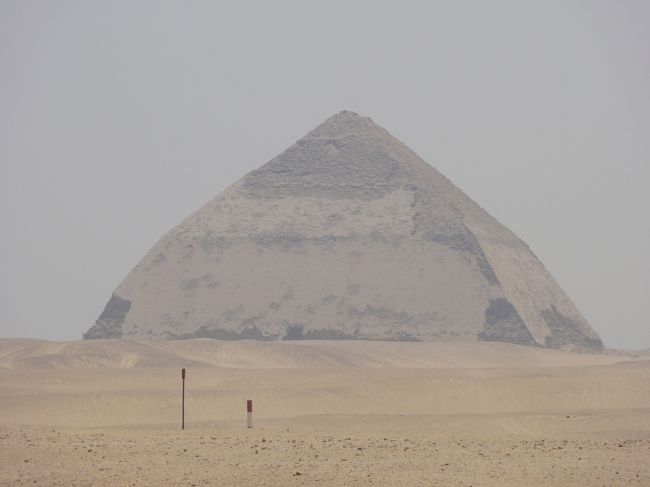 高さ105m、底辺189mであるが、<br />特徴的なのは屈折ピラミッドの名のとおり途中で傾斜角度が変わっていて、下部は54度27分、上部は43度22分となっている。<br />*勾配が急過ぎて危険なため角度を途中で変更した。<br />*建造中に王が病気になり急遽高さの目標を下げた。<br />*これが元々完成形であり、下エジプトと上エジプトの合一を象徴している。<br /><br />など傾斜のついて諸説ある。 <br />