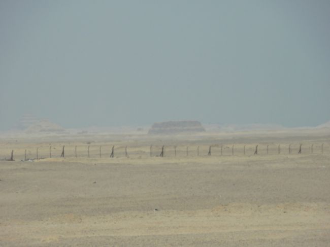 よ〜く見ると、ピラミッドが3つ見える。<br />これから向かう階段ピラミッドも左端に見えるはず。