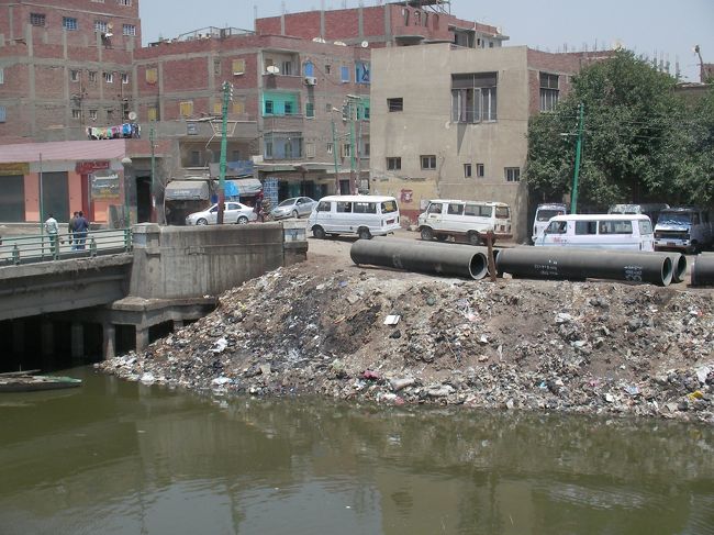 エジプトの川は、とても汚い･･･。<br />お水が飲めないはずだわ。<br /><br /><br /><br /><br />次回　ラムセス2世の立像が展示されているメンフィスへ向かいます。<br />ギリシャ・トルコ・エジプト15日間No.33-ｴｼﾞﾌﾟﾄ：メンフィス観光<br />http://4travel.jp/traveler/bjfan/album/10486568/
