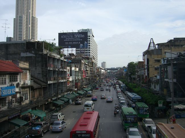 ホテルに荷物だけ置いて冒険開始。<br />初めての異国の地なので緊張しました。<br /><br />バンコクの町は思っていたよりも都会でしたが、どこか混沌とした趣でした。<br />そしていつでも渋滞。