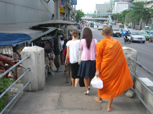 町中をお坊さんが裸足で歩いていました。<br />足の裏痛くないんだろうか…。