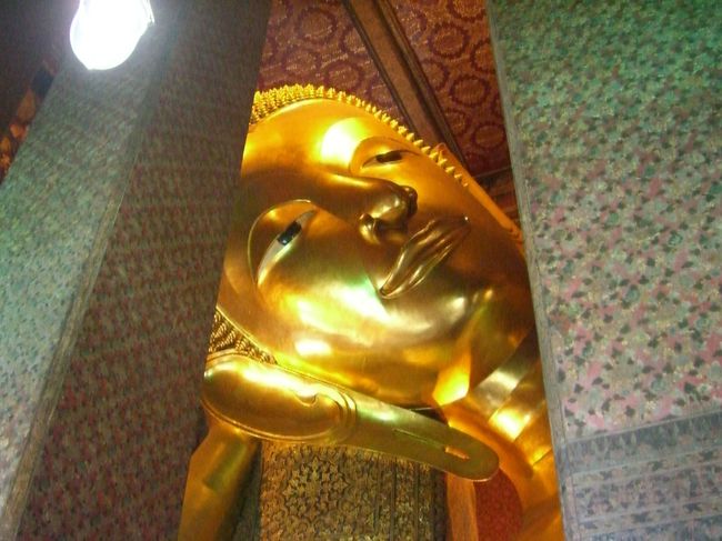 まずはワット・ポーへ。<br />ここには巨大な金のお釈迦様がいます。