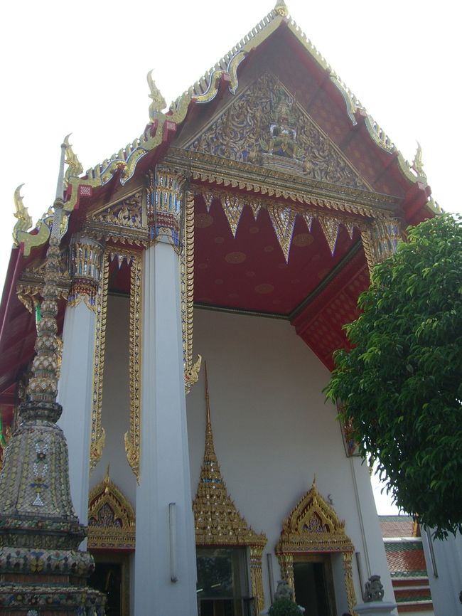 タイの寺院は装飾がとても煌びやかです。<br />ゆっくり見て回りたいところですが、赤道付近なだけあって昼間の日光の強さは凄まじかったです。<br />熱中症になりかけました。