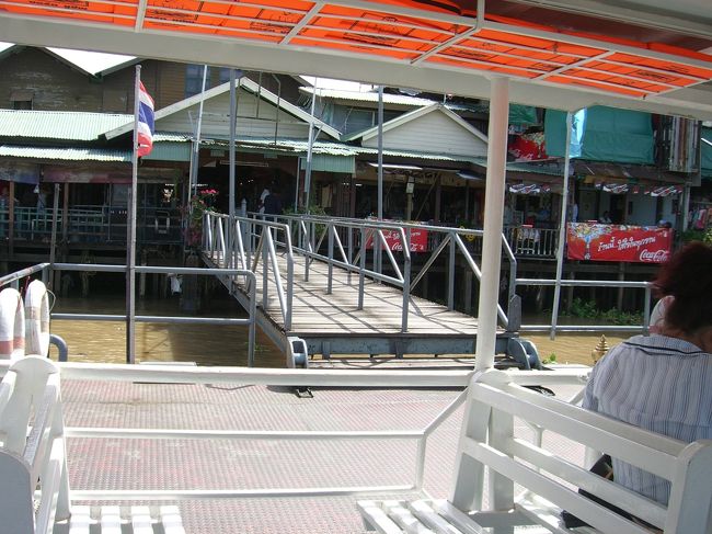 ワット・ポーを出て、ワット・アルンまで歩きました。<br />途中チャオプラヤ川を船で渡ります。<br />渡し船は3Bだったと思います。