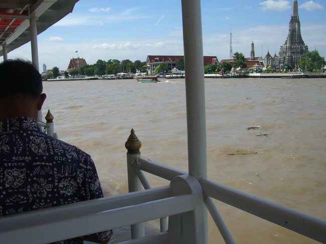 川の水は汚く、周辺の市場も衛生状態が良くなかったです。