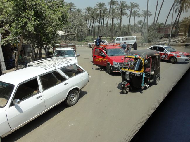 メンフィスは、エジプト古王国期の統一王朝最初の都である。<br />初期の都市名は、Ineb Hedj『白い壁』<br />メンフィスという名は、第6王朝のファラオ、ペピ1世のピラミッド「メンネフェル」のギリシャ語読みが変化したものである。<br />