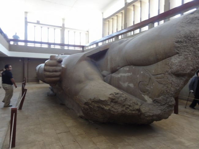 年代には諸説あるが、24歳で即位し66年間統治した後90歳で没した。<br />第1王妃ネフェルタリのほか、何人もの王妃や側室との間に、<br />賢者として名高いカエムワセト、<br />後継者となるメルエンプタハをはじめ<br />非常に多くの子（111人の息子と69人の娘）をもうけたと伝えられる。