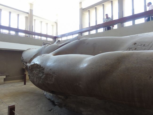 ラムセス2世はアブ・シンベル神殿を建設した。<br />これはアスワン・ハイ・ダムの建設に伴って移転され、<br />これを機に世界遺産の制度が制定された。<br />現在アブ・シンベル神殿は世界遺産に登録されている。<br />他にも「カルナック神殿」や<br />「ラムセス2世葬祭殿（ラムセウム）」等多数の建造物を残している。