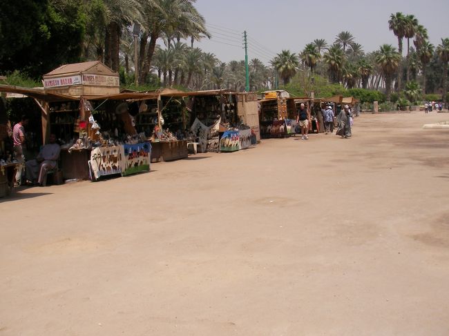 博物館内には、お土産屋さんが並んでいる。<br />値段は適当なので<br />1/10位に値切ってから買うのがいいかも。<br /><br /><br />次回は、サッカラの階段ピラミッドへ向かいます。<br />ギリシャ・トルコ・エジプト15日間No.34-ｴｼﾞﾌﾟﾄ：サッカラの階段ピラミッド<br />http://4travel.jp/traveler/bjfan/album/10486571/<br /><br />次回もお楽しみに！<br />