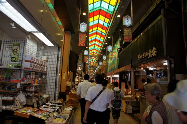 市場と言いますが、卸売市場と云うのではなく、食料品に特化した商店街です。<br />