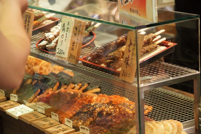 焼き立て煎餅屋さん…は、ちょっと観光客向けかな？<br /><br />他にも、食べ歩き向けのちょっとしたもの売ってる店多いです。