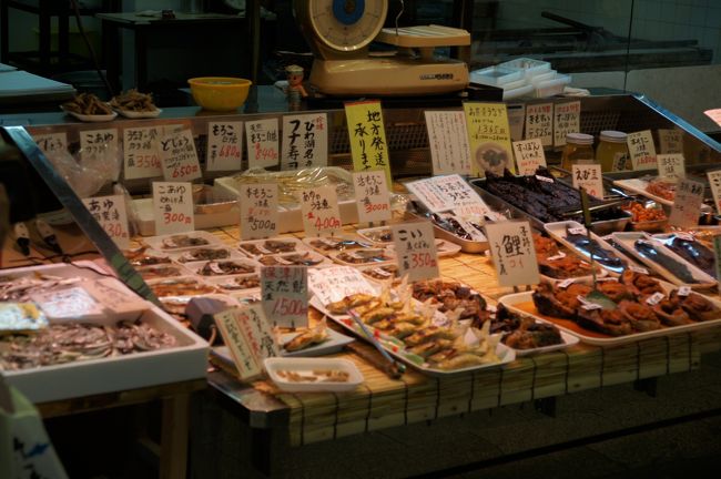 淡水魚屋さん。コイ、フナ、ドジョウに、モロコってのは琵琶湖かな？