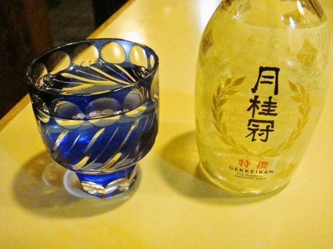 人気はもちろん親子丼ですが…ごはんはいいや。親子うどんで。(メニューには違う名前で出ていたような？)<br /><br />んで、ちょっと待ちそうなのでお酒も頂いておきましょ。