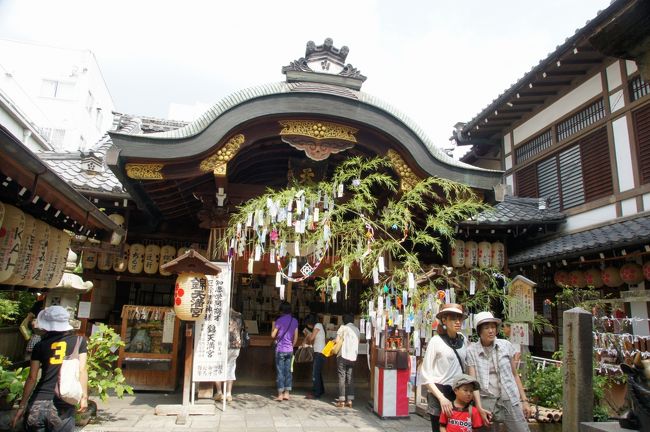 商店の密集地にありますんで、境内は広く無いです。