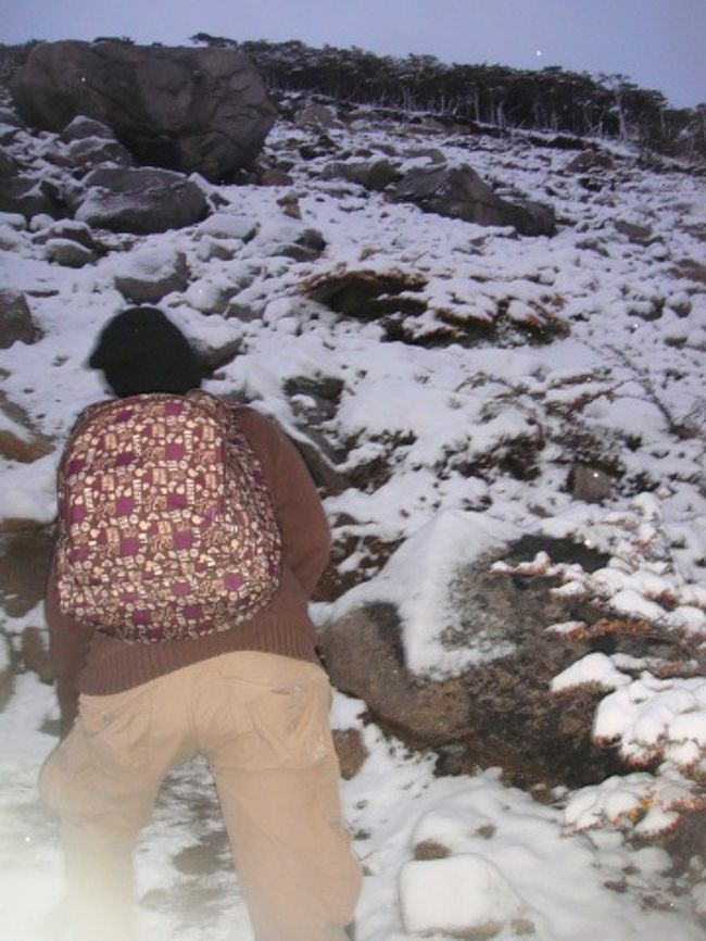 「トーレス・デル・パイネ」への道のりは、めっちゃ急でツルリンコだった・・・。