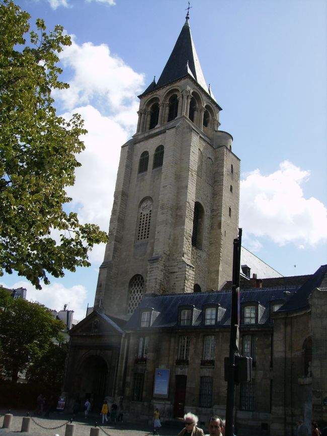 サンジェルマンデプレ教会〜〜<br />メトロを降りて、すぐなので、わかりやす〜いっっ！<br />