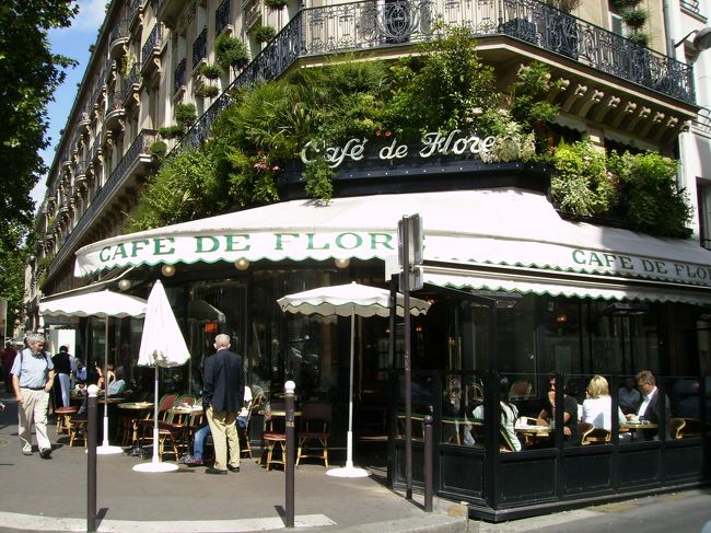 通りを歩いていたら、有名なカフェドフルールがありました！！