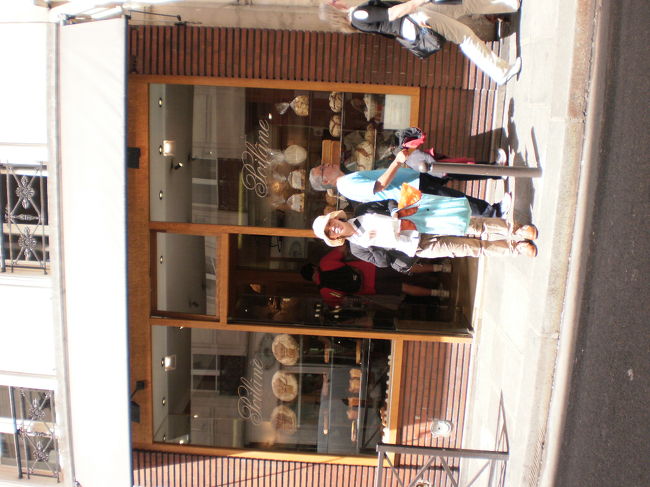 ポワラーヌのパン屋さん！！<br />となりのカフェでポワラーヌのパンランチへ！！<br />パンの上にのせるトッピングの種類がたくさんあり、<br />結構悩んで、結局シュリンプに〜<br />おいしかったぁ〜！！店内は、たくさん人が入ってました。