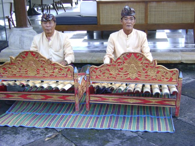 <br />　タマンワンティランの入り口にいて<br /><br /><br />　ガムランを演奏している。<br /><br /><br />　とっても癒される音色。　