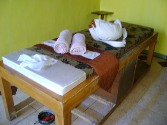 <br />　マッサージを受けるベッド。<br /><br /><br />　決して新しくはないですが、清潔です。