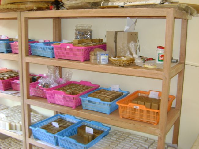 <br />　スパか終わってSさんの元へ。<br /><br />　１階がワルンで２階が石鹸工房。<br /><br />　想像よりもたくさんの種類があり迷ってしまう。