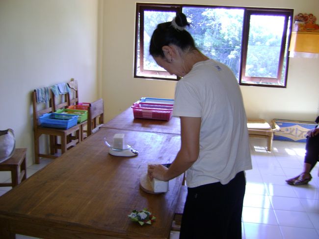 <br />　Sさんもパチリ。<br /><br />　とっても美人で優しい方です。<br /><br />　量り売りの石鹸を包んでいます。