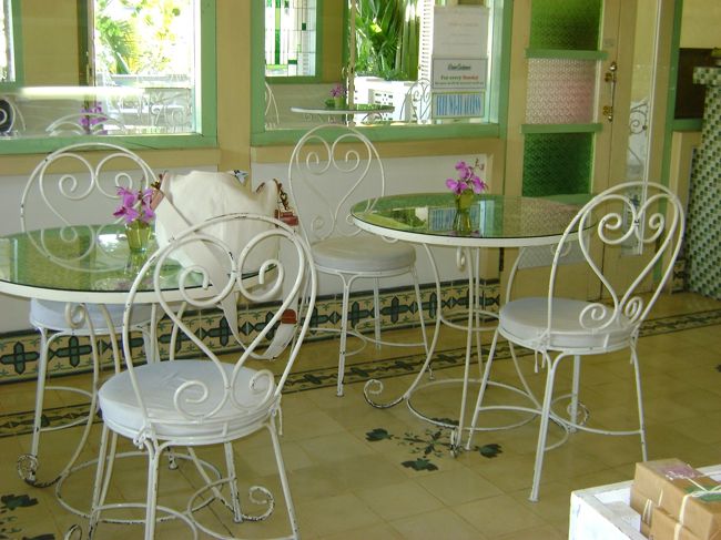 <br />　Sさんにまた来るからと別れを惜しんで<br /><br />　ウブドを後にしスミニャックの近くの<br /><br />　オーガニックレストランコロニアルへ。