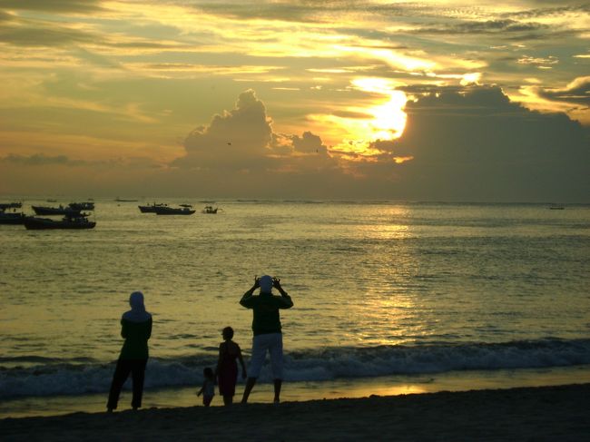 　この後Mさんと明日のディナーのお約束をして<br /><br />　ジンバランのイカンバカールへ。<br /><br /><br />　夕日にかろうじて間に合った。<br /><br /><br />　雲に隠れてチョッピリ残念だけど<br /><br />　やっぱり美しい夕日。