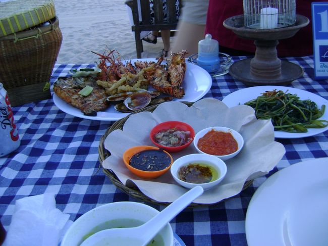 <br /><br />　　サンバルを付けて食べるとまたこれが<br /><br /><br />　　美味しいの！空心菜も完食！