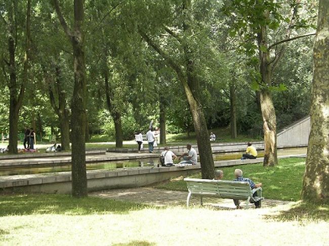 せっかくなので、ベルシー・ヴィラージュに。<br />ベルシー公園を歩きます。<br />みんな、のんびりしてますね。