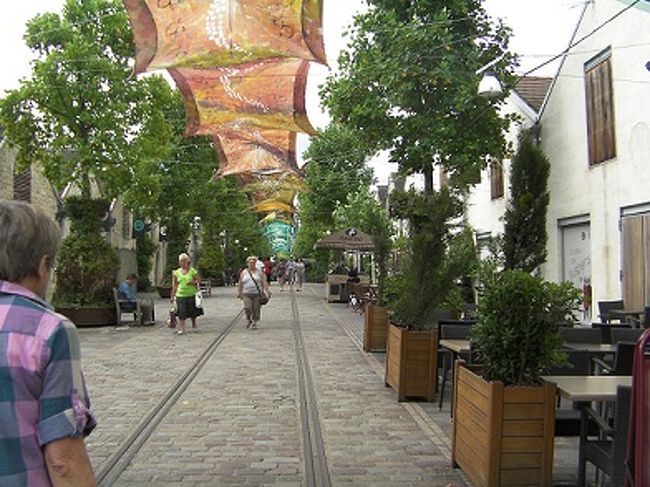 ここはかつてワインの倉庫街だったところを再開発し、レストランやお店になりました。<br />私はここで、本を購入。