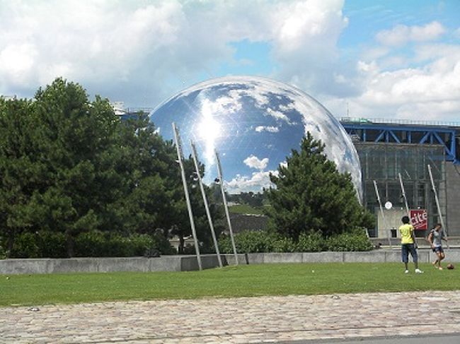 ラ・ヴィレット公園をまわり、船はバスティーユに向かいます。