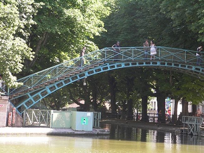 船は、こんなかわいい橋の下を通って行きます。