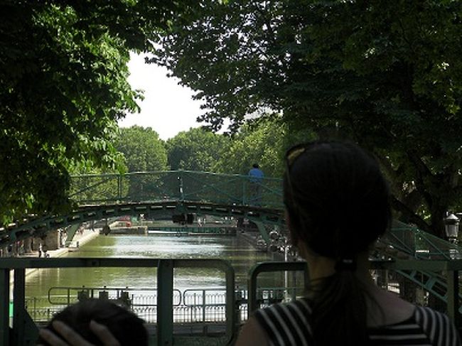 水門を開き、水位を下げて橋の下を通過します。