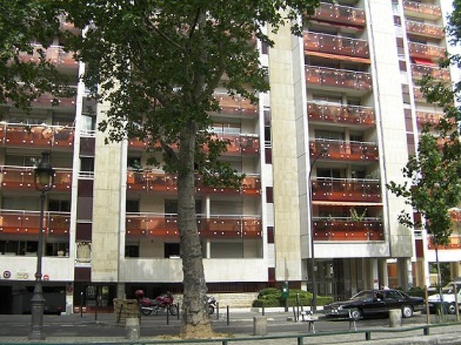 船から街並みを眺めます。<br />パリ中心とはまた違う風景が楽しめます。