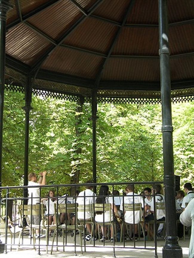 公園ではクラッシック・コンサートが開かれていました。<br />演奏曲は「白鳥の湖」