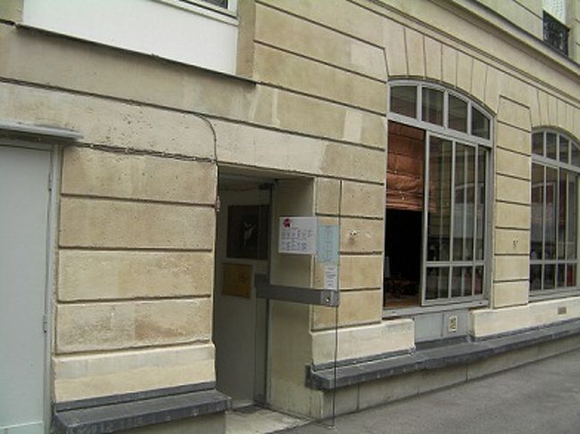 中庭になっており、スタジオへの入り口があります。