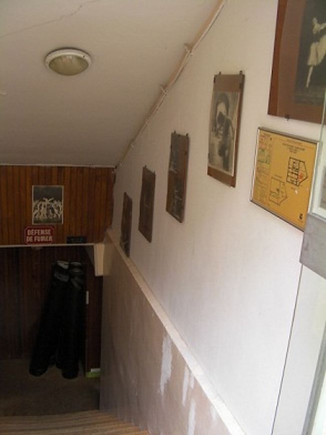 階段を下りると、そこがスタジオ。<br />壁面には、バレリーナの写真が飾られています。