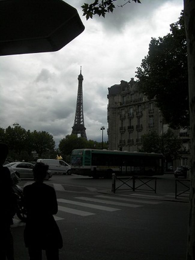 レッスンを終えてスタジオを出ると、目の前にエッフェル塔が見えます。