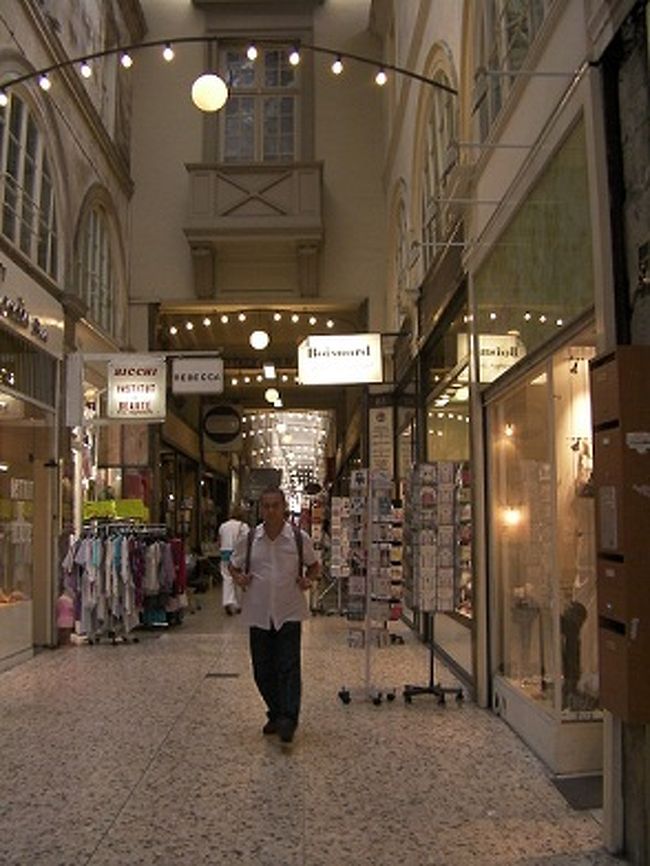 韓国・中国・タイなど、アジア料理店が並ぶ、ちょっとアジアンな雰囲気のパッサージュでした。