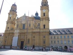 オデオン広場駅前、通りには4体のライオン像があり、この ライオンが手に持っている紋章を触ると幸運が訪れる という言い伝えがあります。ヴィッテルスバッハ家のレジデンツ
