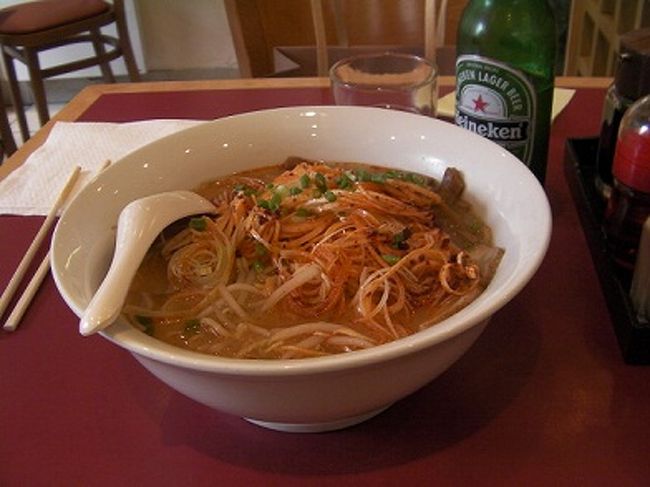 せっかくオペラ座近くに来たので、ラーメンをいただきます。<br />写真はねぎみそラーメン。<br />白髪ねぎなのが関東風ですね。