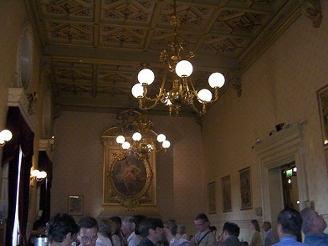 館内は華美ではありませんが、歴史ある風情。